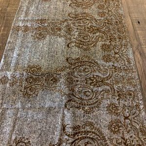 💟 16 x 72 table runner. 100% polyester. Never used.